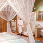 DeZeekoe standard room accommodation with bathtub and shower