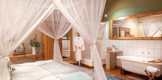 DeZeekoe standard room accommodation with bathtub and shower