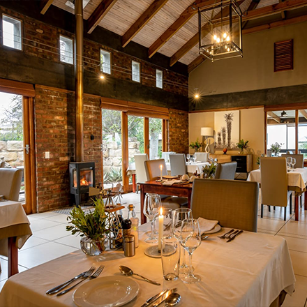 restaurant-fireplace-tables-chairs